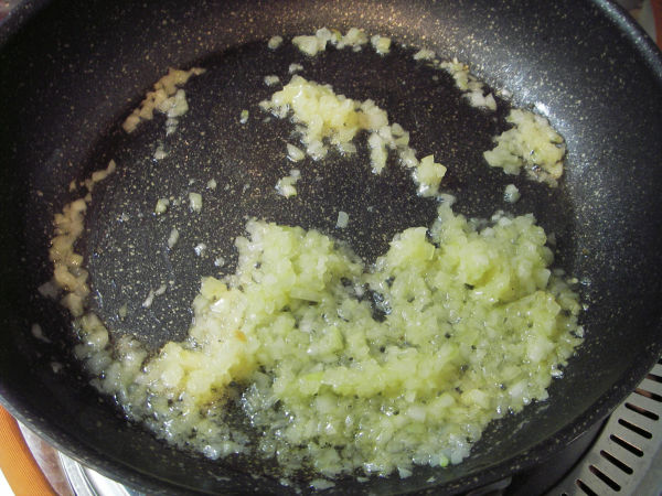 玉ねぎを炒める